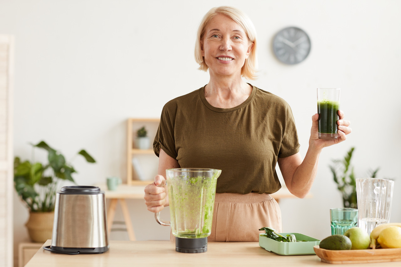 De manhã ou à noite: qual o melhor horário para tomar suco detox?