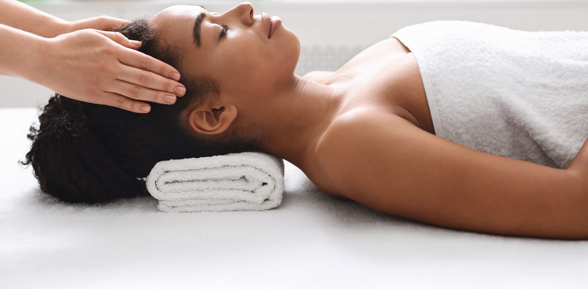 Massagem capilar relaxa e ajuda o cabelo a crescer: conheça a técnica