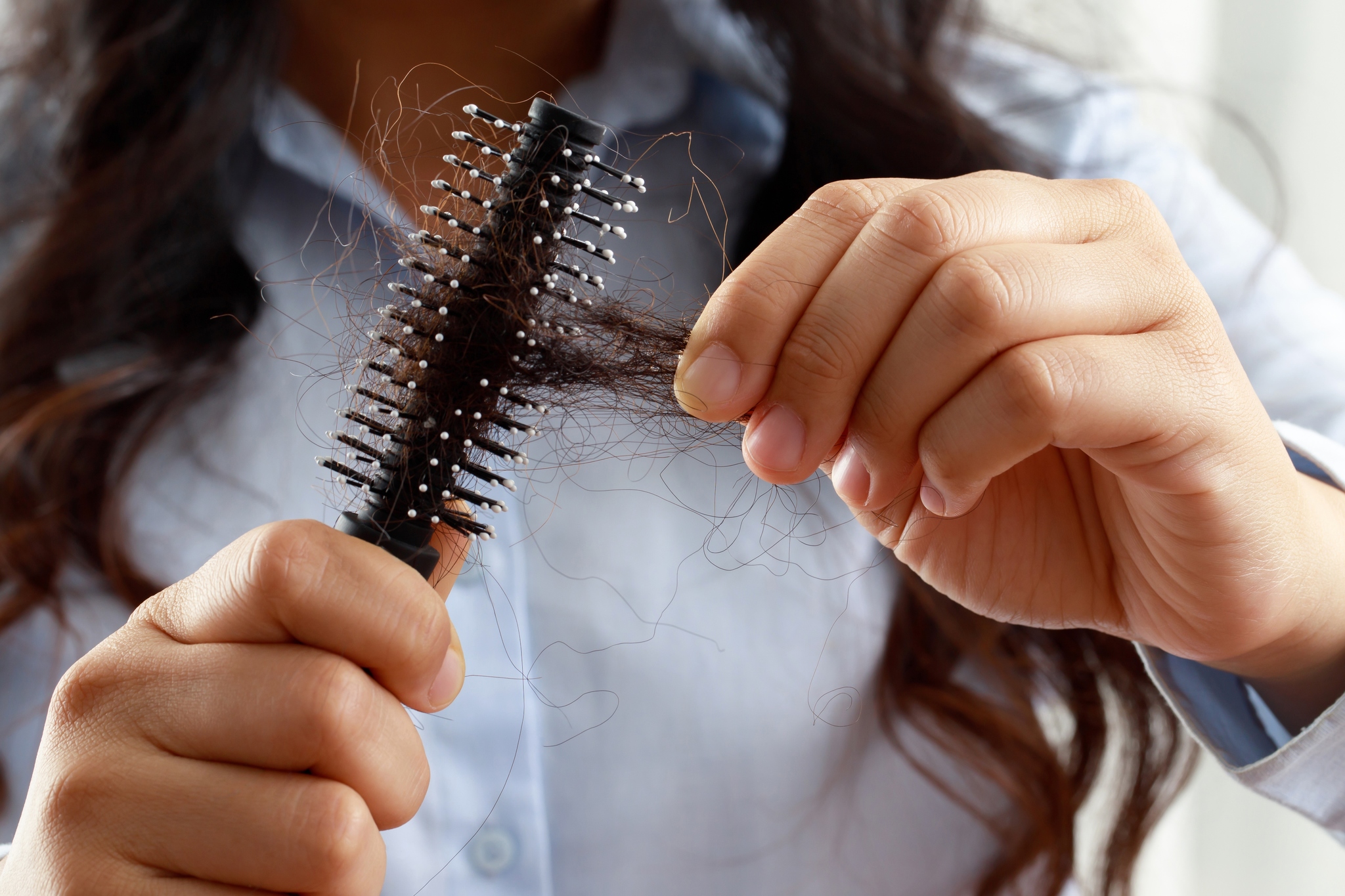 Queda de cabelo no outono: por que ela acontece e como evitar