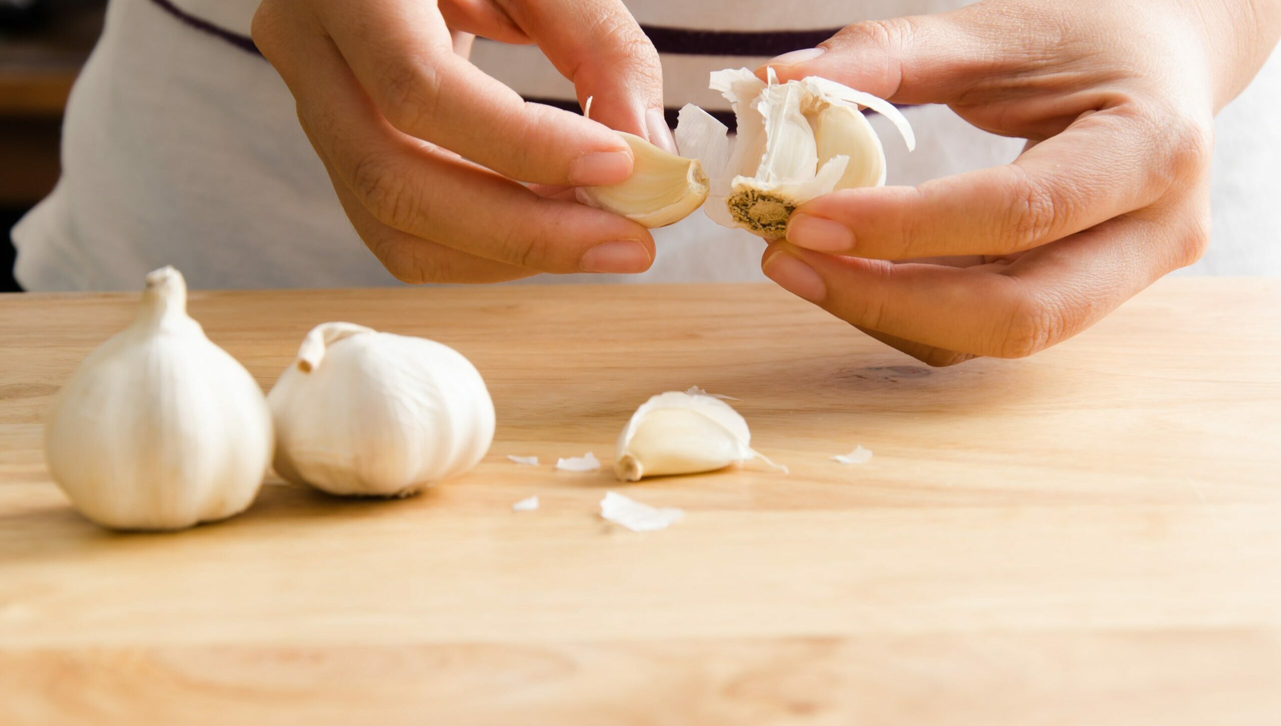 Comer alho cru: saiba se faz bem para a saúde