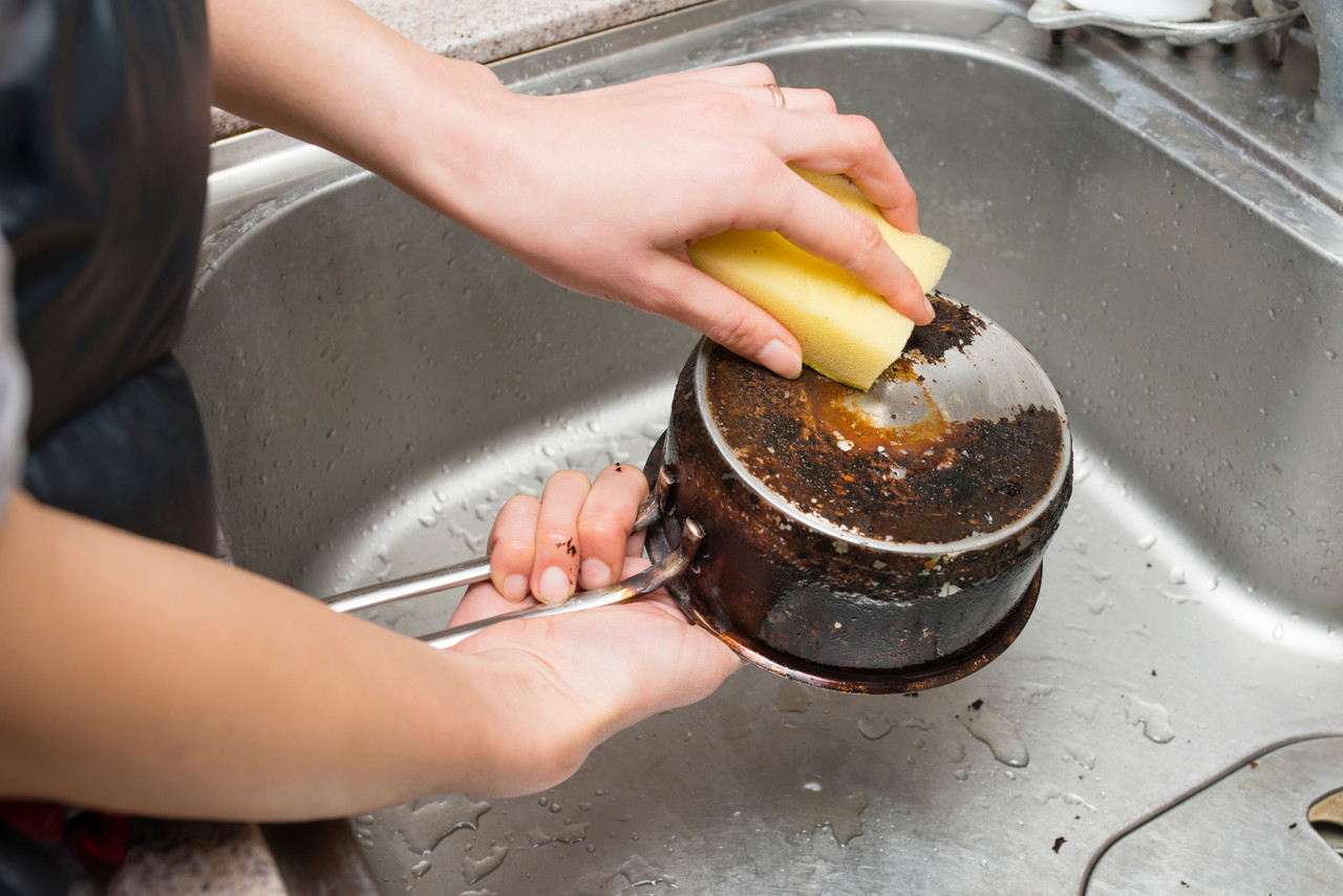 5 dicas para tirar gordura queimada de panelas com facilidade