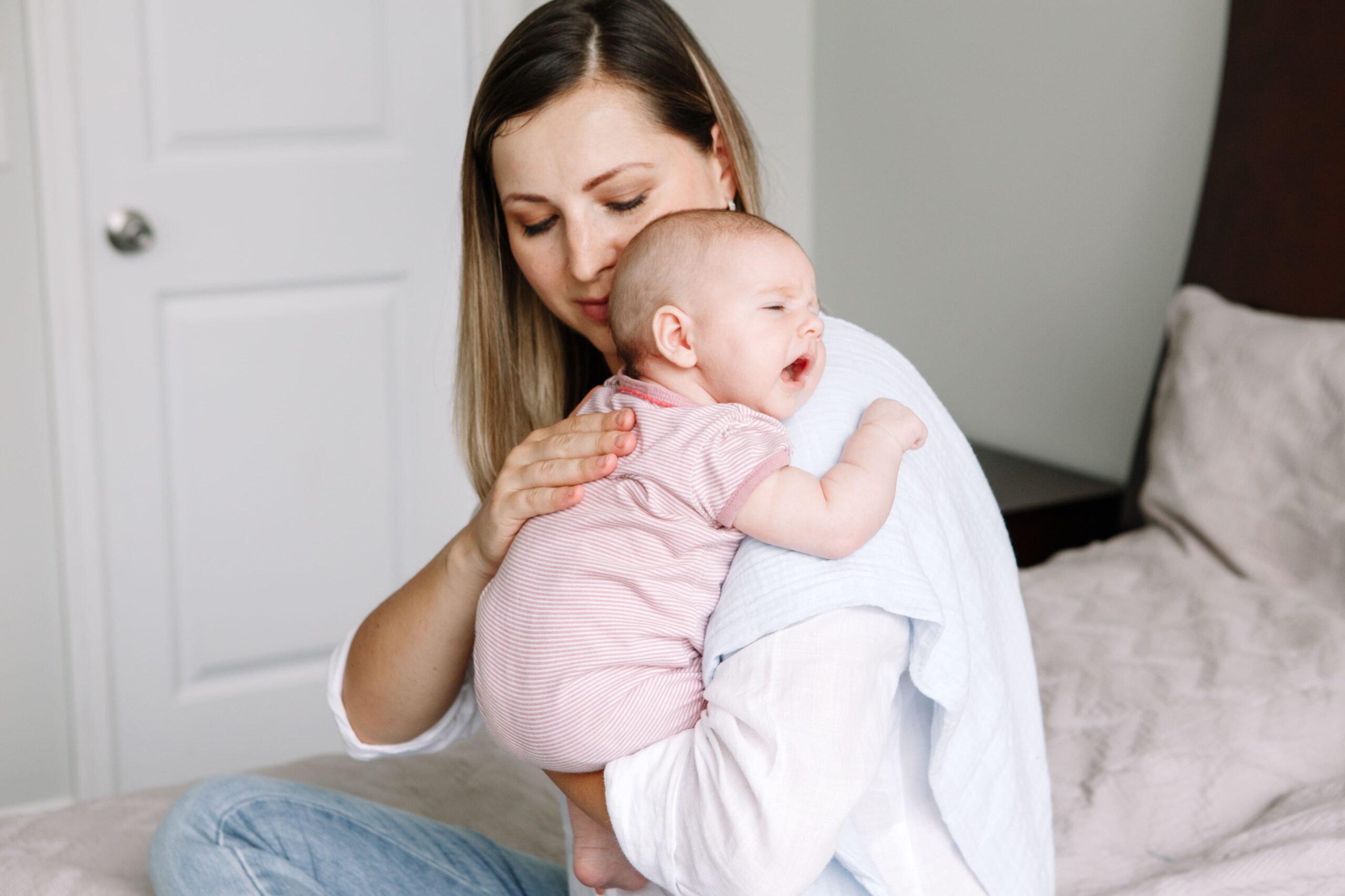 Por que o bebê precisa arrotar depois de mamar?