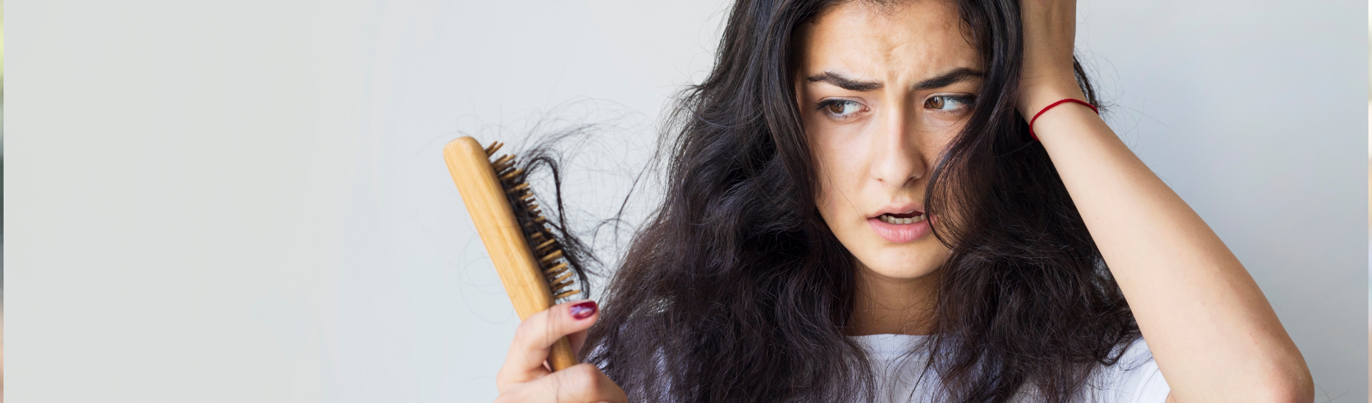 Queda de cabelo no frio: profissional explica por que os fios caem mais