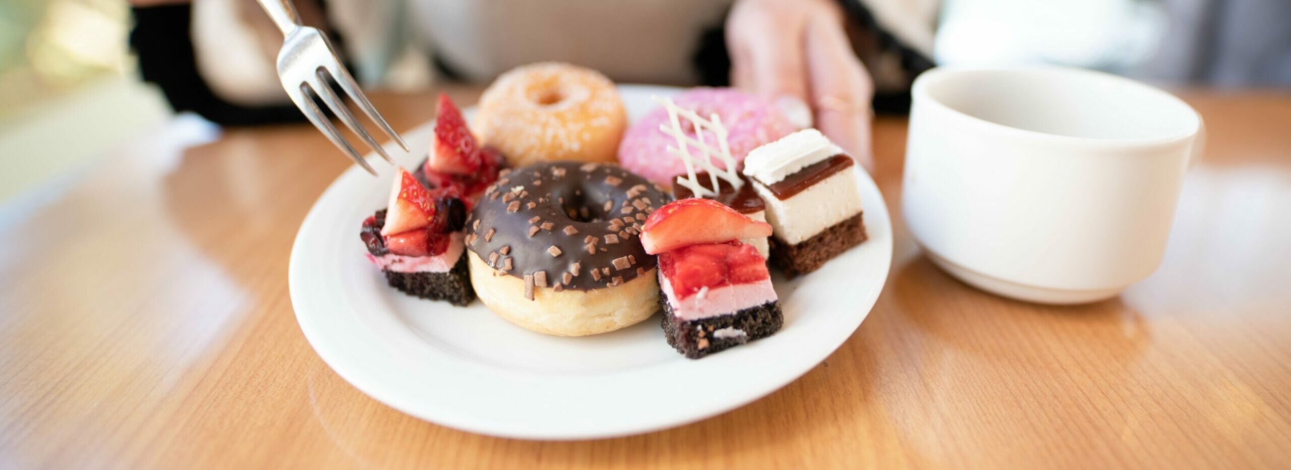 Comer muito doce pode causar tontura; riscos e como evitar