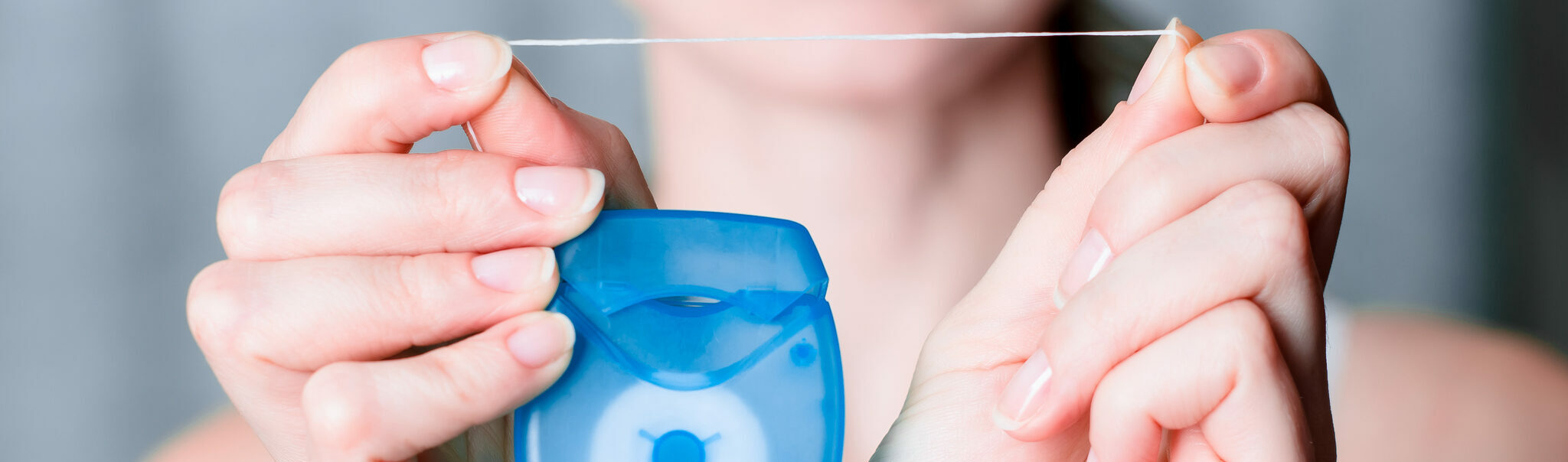 Tirar o frizz do cabelo com fio dental: trend do Tik Tok é indicada?