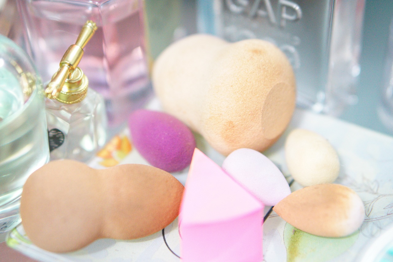 */Quais os perigos de não higienizar e como limpar as esponjas de maquiagem?