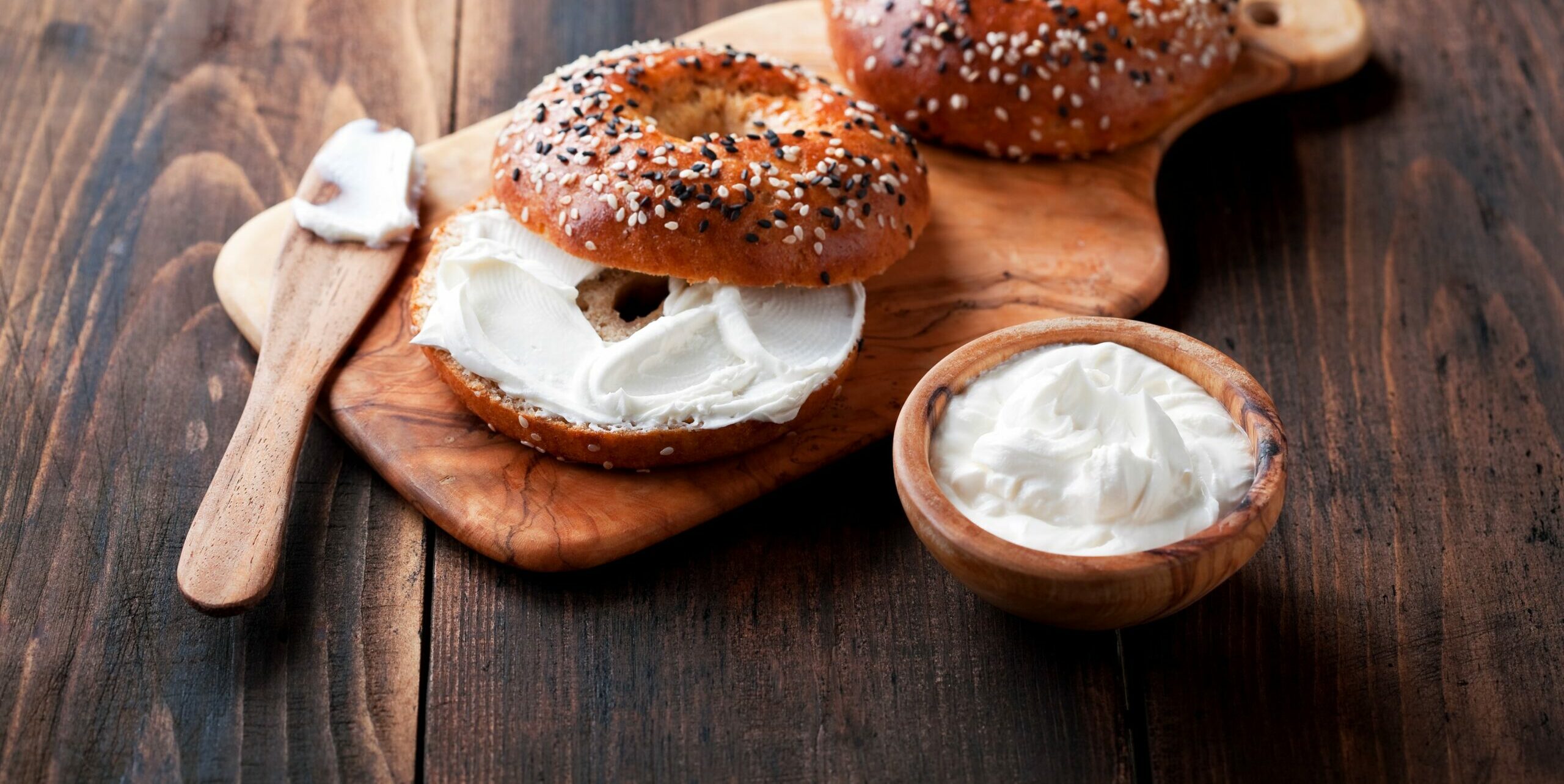 Receita de bagel com cream cheese, canela e mel do TikTok